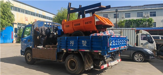 洛南客戶訂購三輪車和放礦機(jī)發(fā)貨